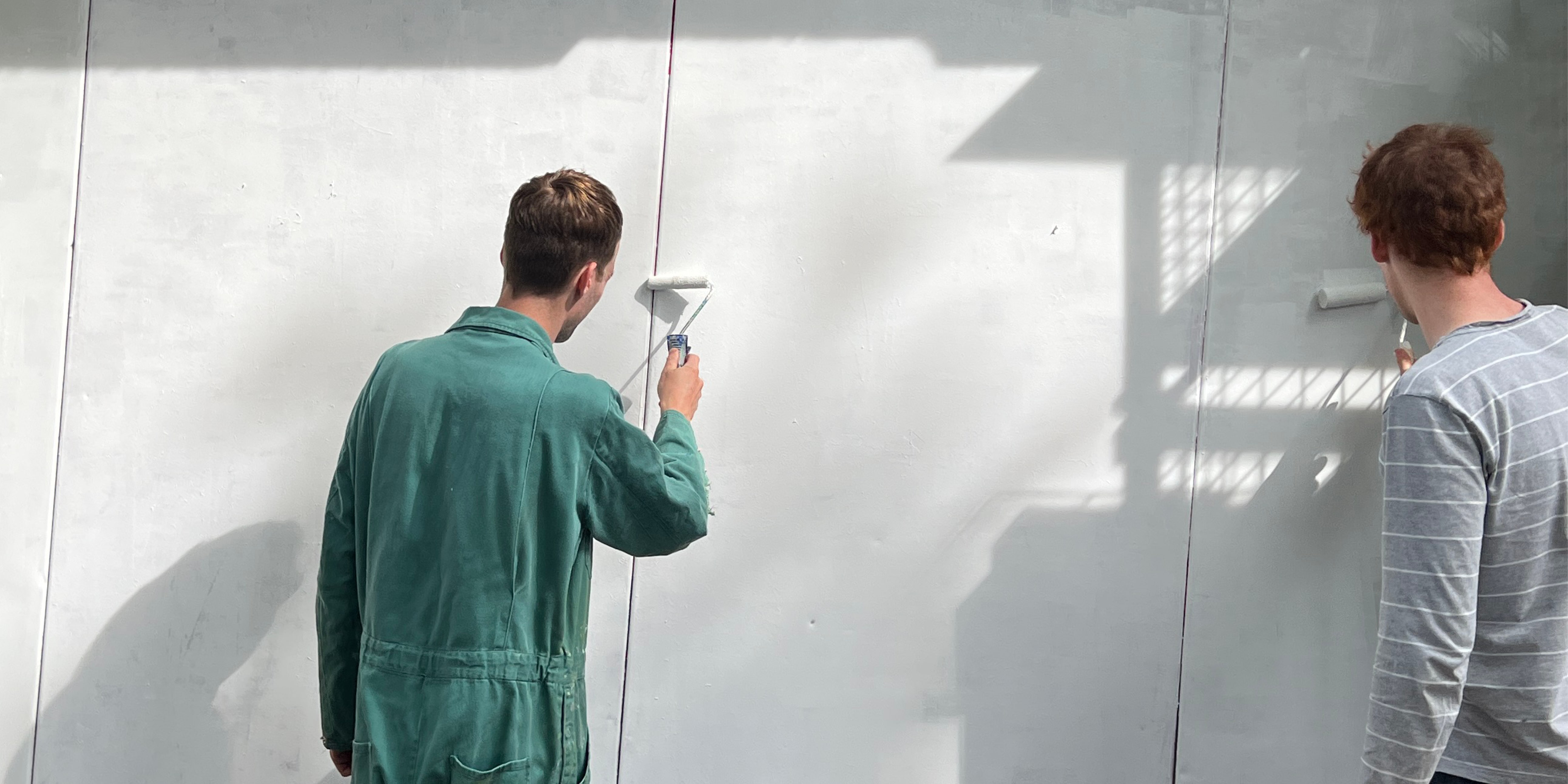 Moritz Appich and Jacob Lambrecht setting up the Vitrine in August 2025.